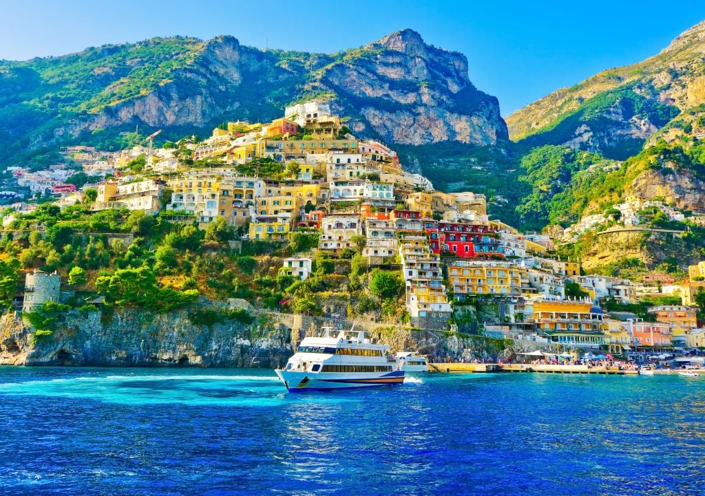 https://cdn.dealeusedevoyages.com/sites/default/files/article/Vue sur le village de Positano par une journée ensoleillée le long de la côte amalfitaine en Italie. (1)_0.jpg